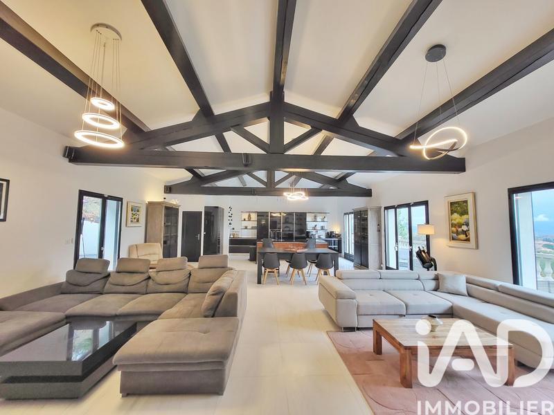 Maison - 237 m² - 7 pièces