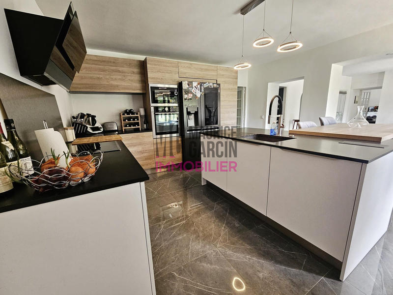 Maison - 232 m² - 8 pièces