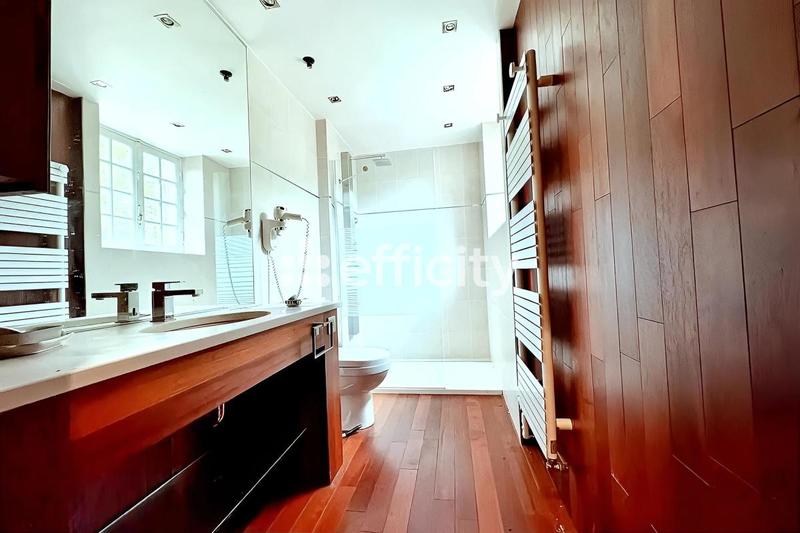 Maison - 240 m² - 8 pièces