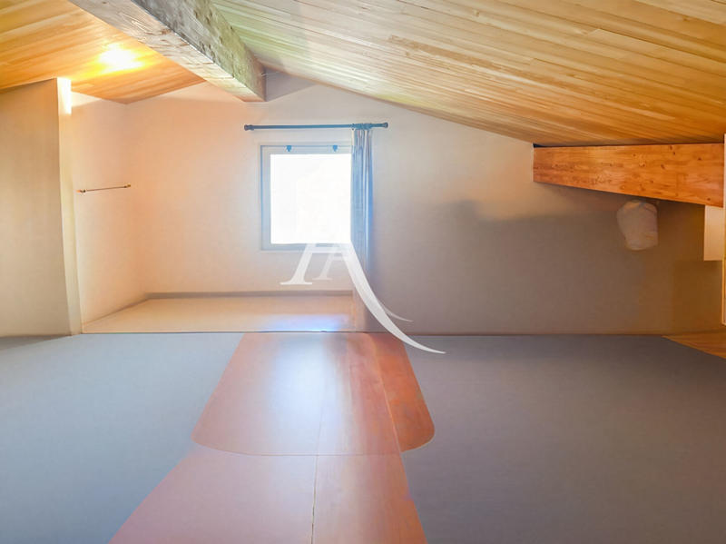 Maison - 260 m² - 6 pièces