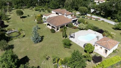 Demeure - 397 m² - 8 pièces