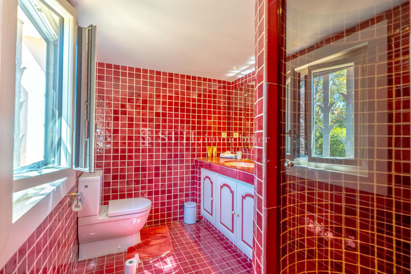 Villa - 300 m² - 6 pièces