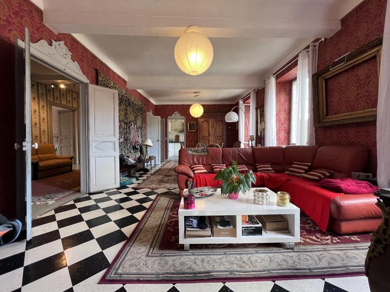 Maison - 275 m² - 10 pièces