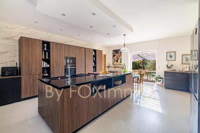 Maison - 330 m² - 9 pièces