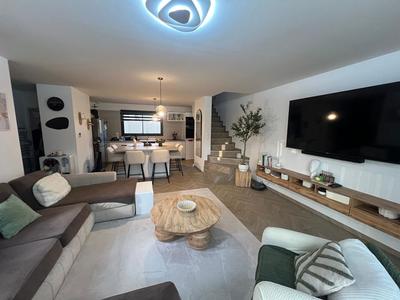 Maison - 96 m² - 4 pièces