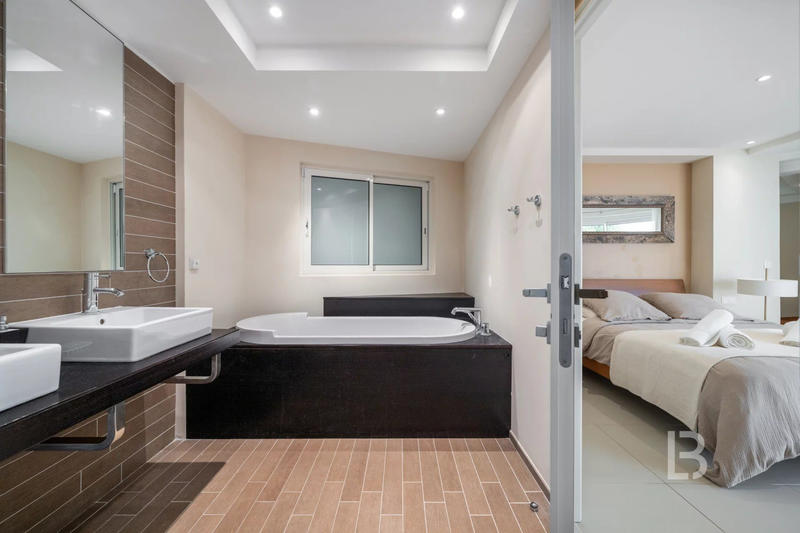 Maison - 588 m² - 8 pièces