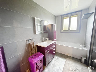 Maison traditionnelle - 152 m² - 6 pièces