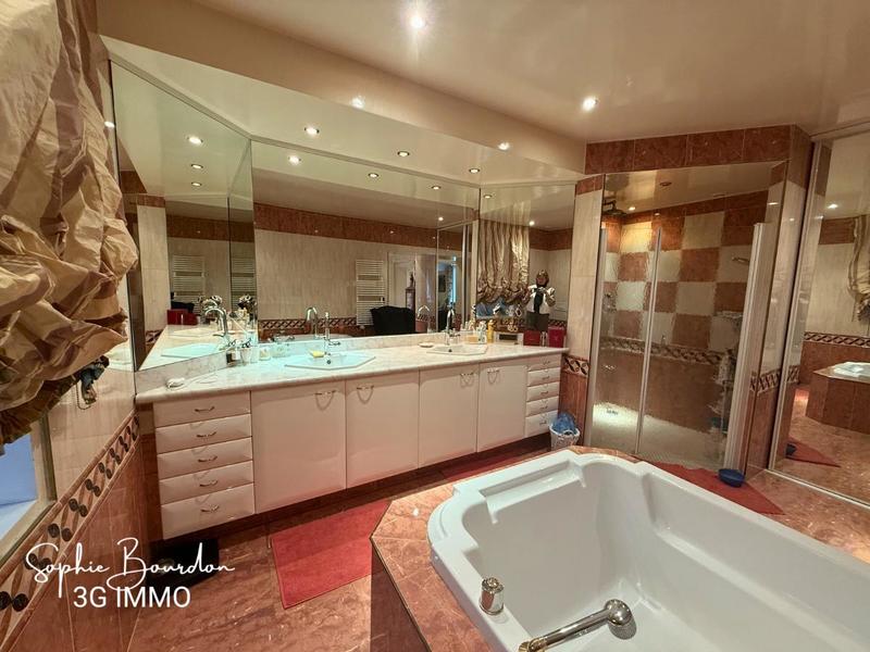 Demeure - 415 m² - 11 pièces