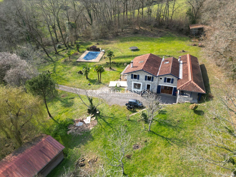 Maison - 238 m² - 7 pièces