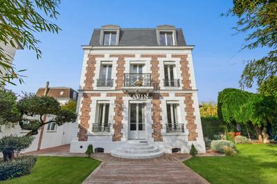 Maison - 247 m² - 8 pièces