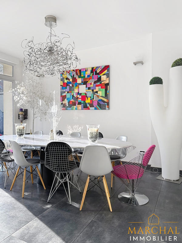 Maison - 270 m² - 12 pièces