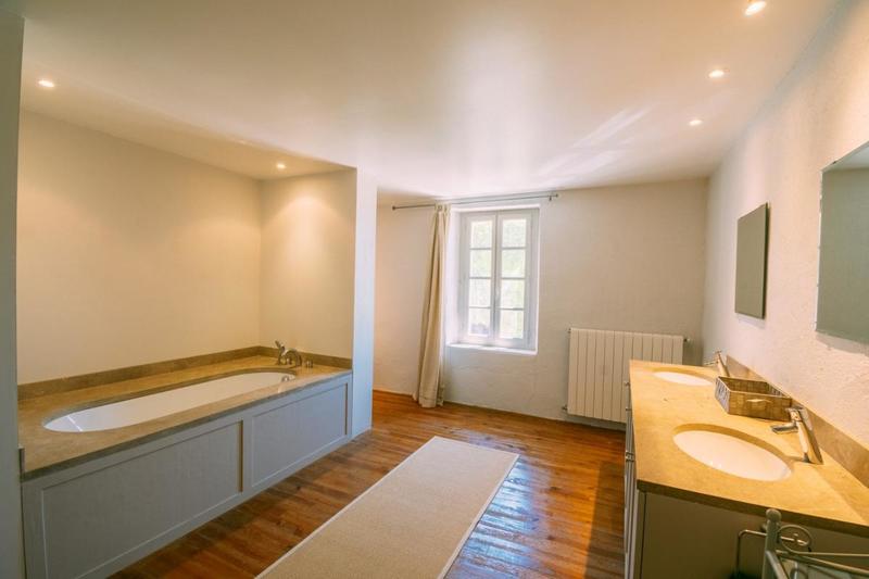 Propriété - 370 m² - 9 pièces