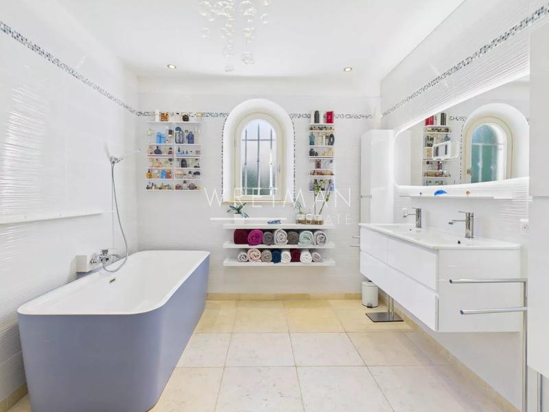 Villa - 252 m² - 6 pièces