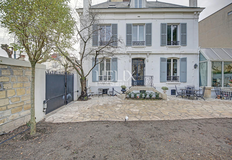 Maison - 250 m² - 9 pièces