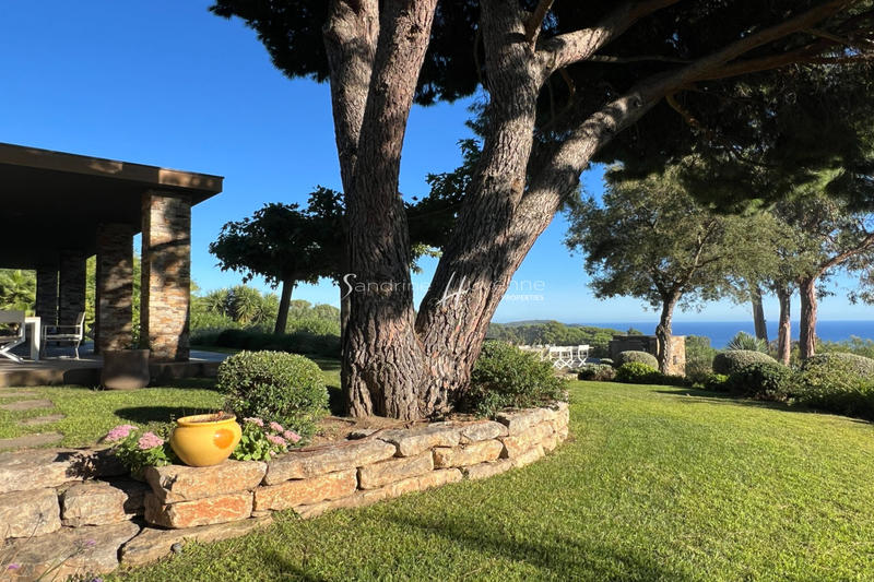 Propriété - 470 m² - 9 pièces