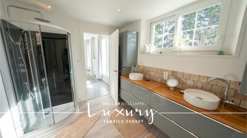 Propriété - 360 m² - 12 pièces