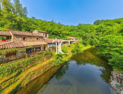 Maison - 324 m² - 13 pièces