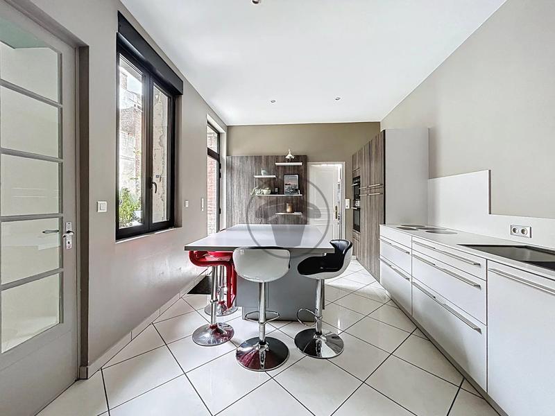 Maison - 328 m² - 8 pièces