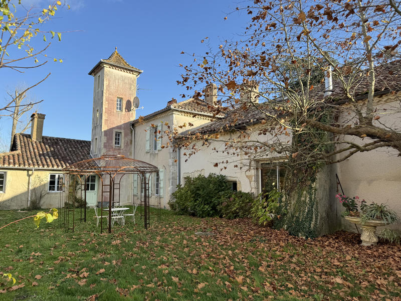 Maison - 322 m² - 18 pièces
