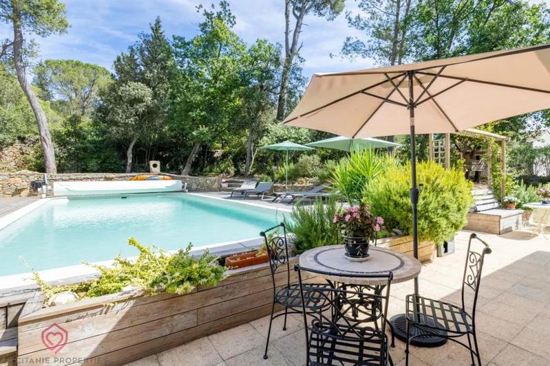 Propriété - 345 m² - 9 pièces