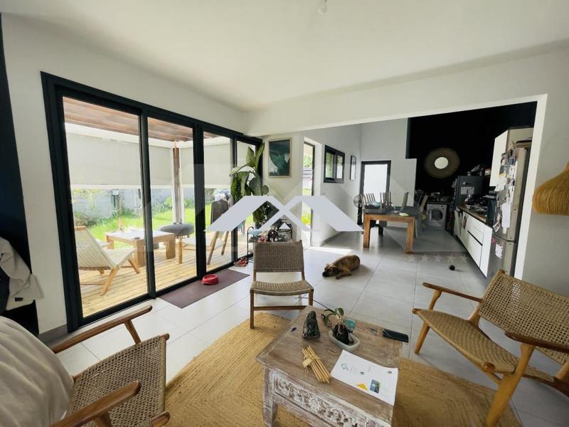 Villa - 1 300 m² - 4 pièces