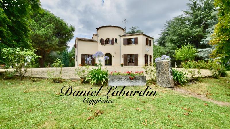 Maison - 235 m² - 8 pièces