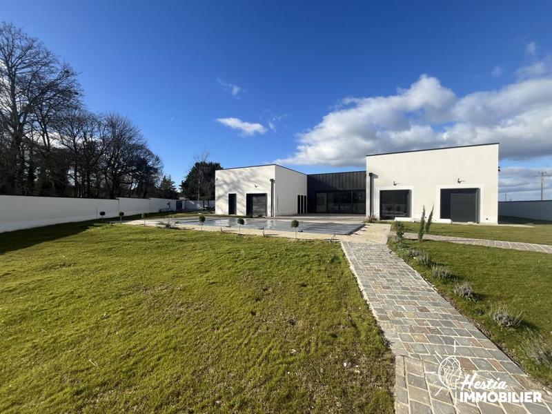 Propriété - 242 m² - 6 pièces