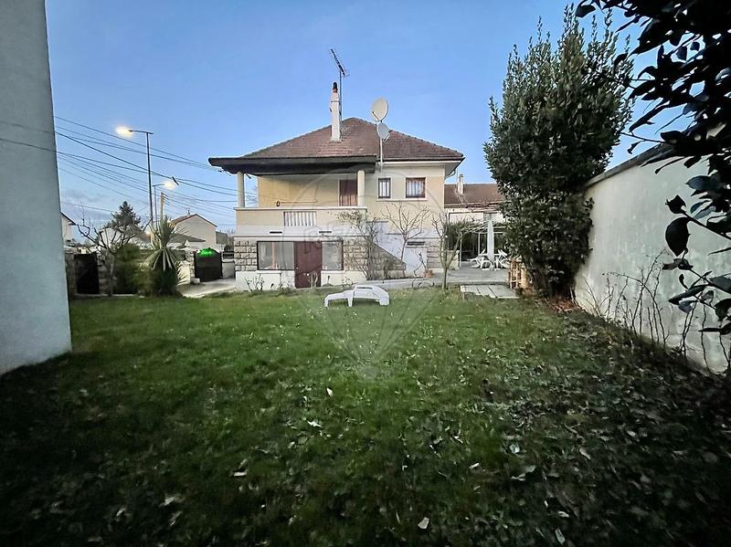 Maison - 98 m² - 5 pièces