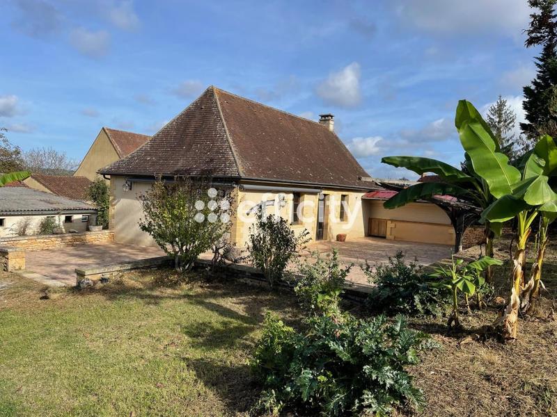 Maison - 1 875 m² - 67 pièces