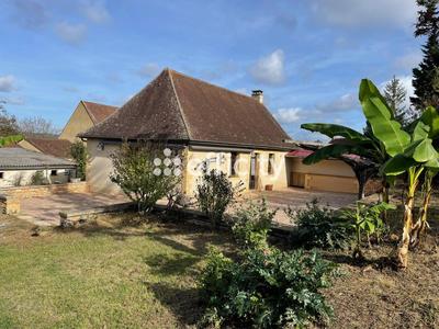 Maison - 1 875 m² - 67 pièces