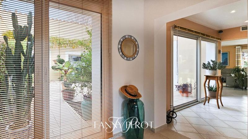 Maison - 220 m² - 6 pièces