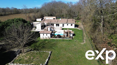 Maison - 240 m² - 8 pièces