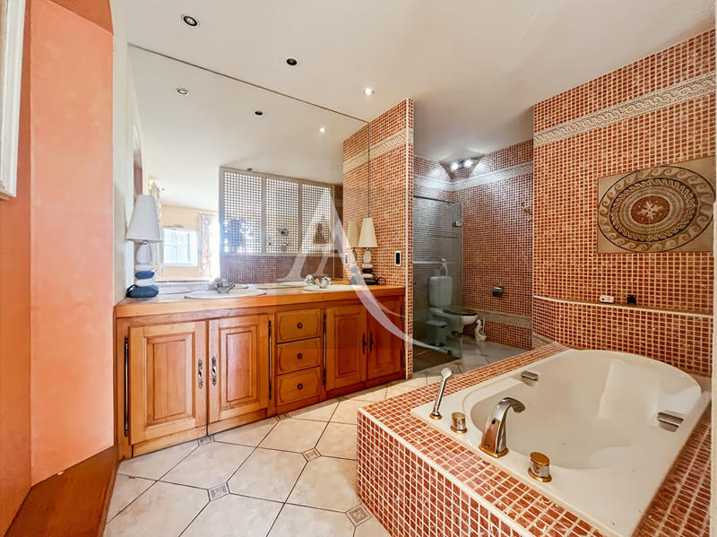 Maison - 180 m² - 7 pièces