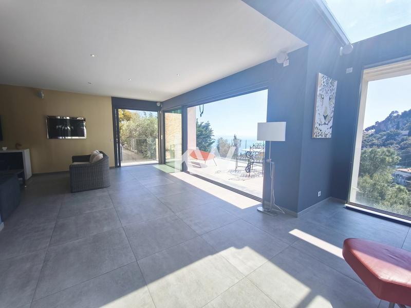 Maison - 216 m² - 6 pièces