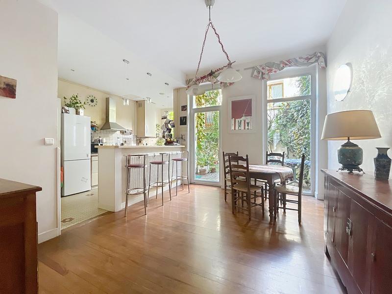 Maison - 216 m² - 9 pièces