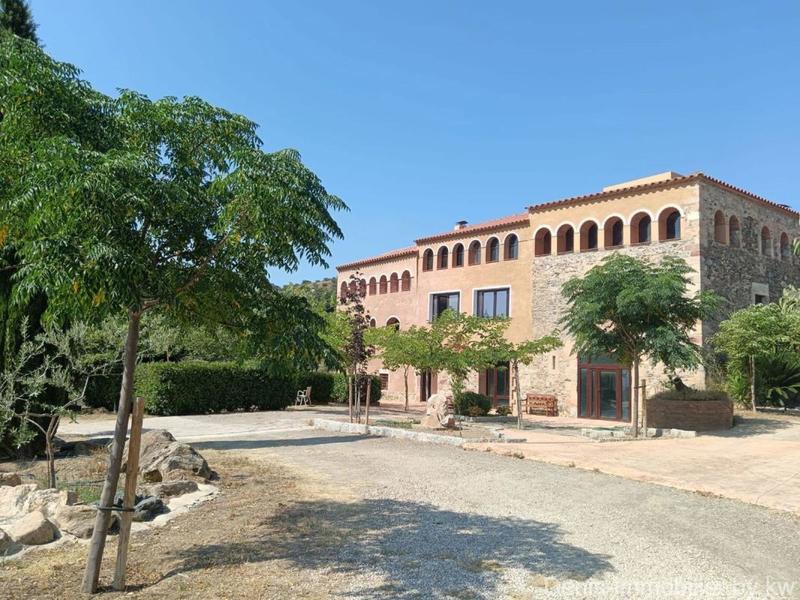 Propriété - 1 050 m² - 15 pièces