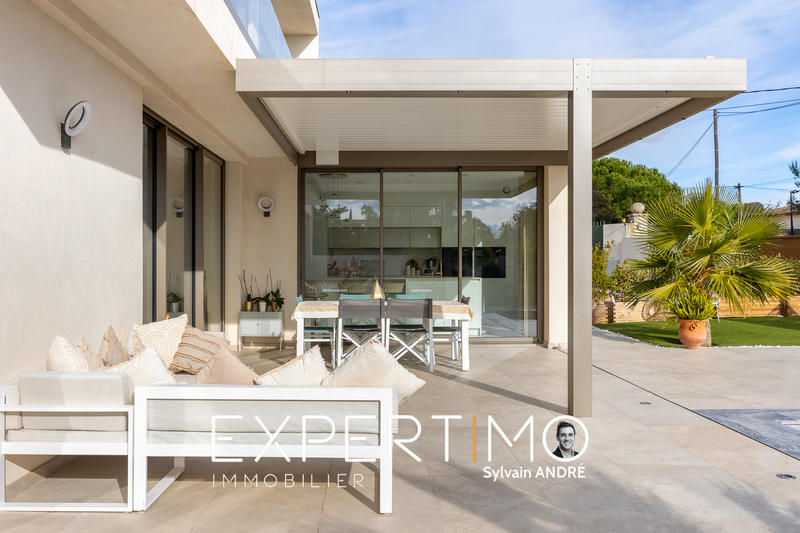 Maison - 230 m² - 9 pièces