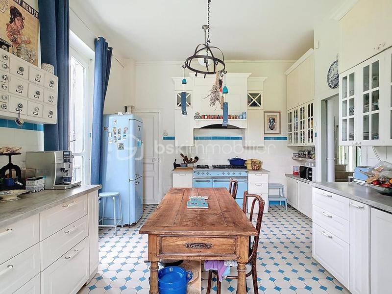 Propriété - 243 m² - 8 pièces