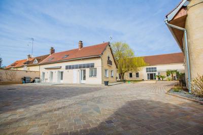 Propriété - 602 m² - 9 pièces