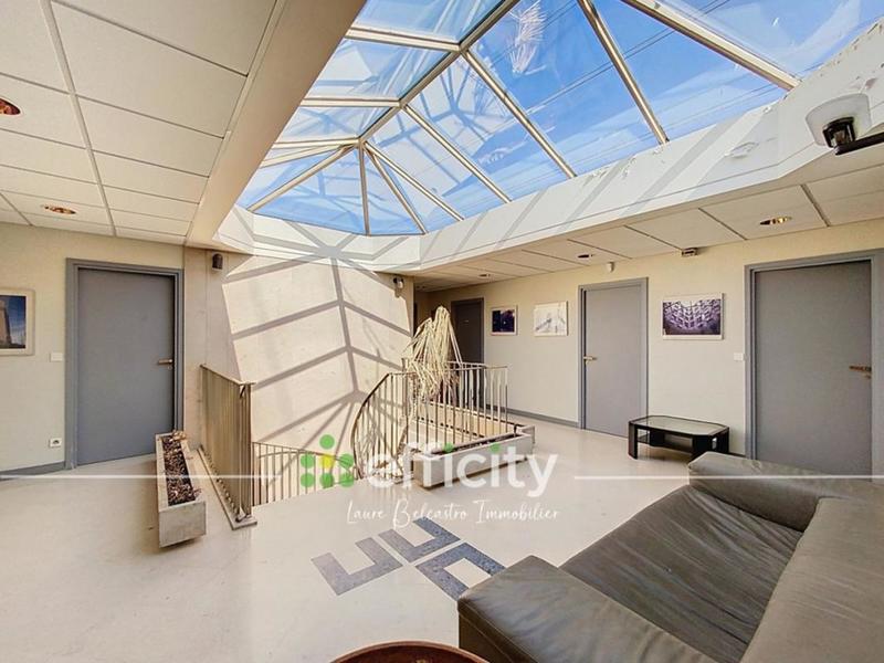 Local d'activité / Entrepôt - 670 m² - 25 pièces