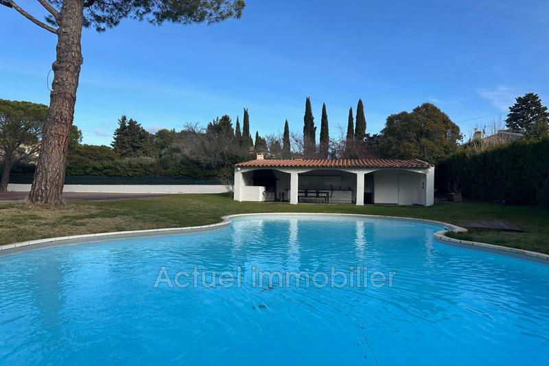 Propriété - 300 m² - 8 pièces