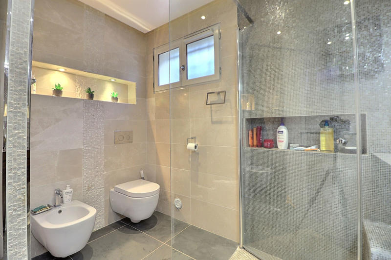 Maison - 255 m² - 8 pièces