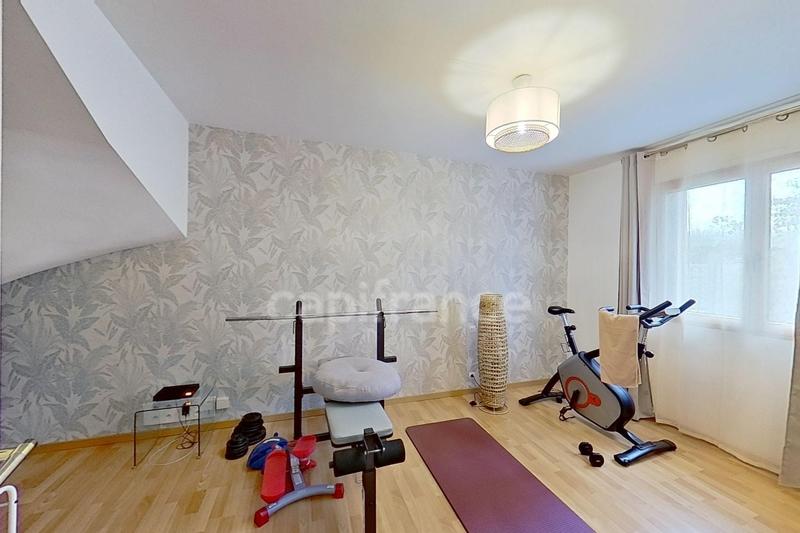 Maison - 246 m² - 10 pièces