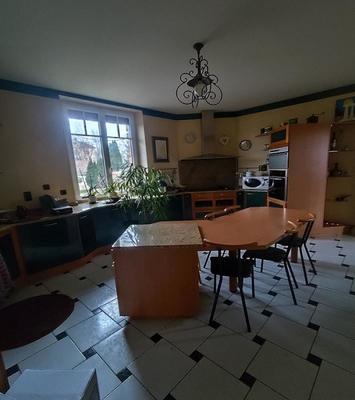 Maison - 201 m² - 8 pièces