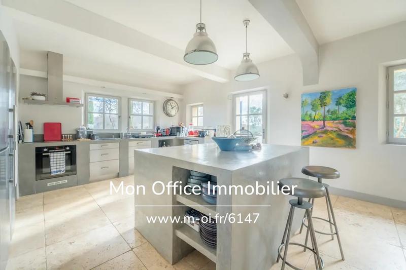 Propriété - 290 m² - 9 pièces