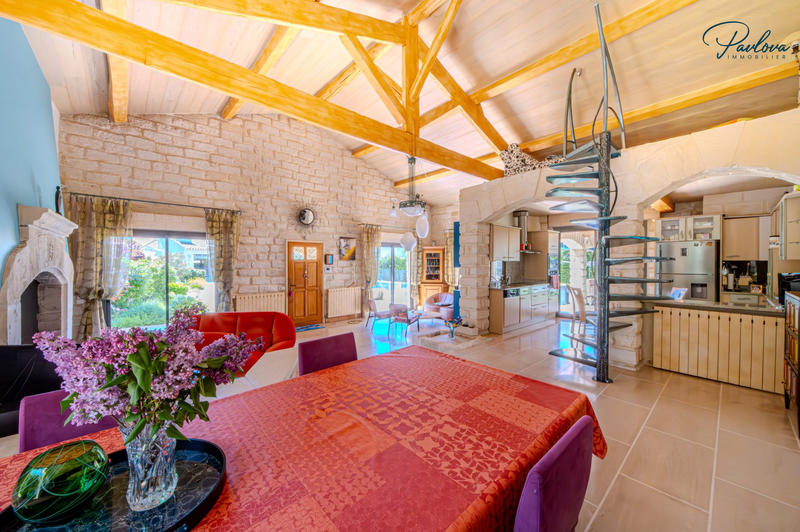 Maison traditionnelle - 280 m² - 6 pièces