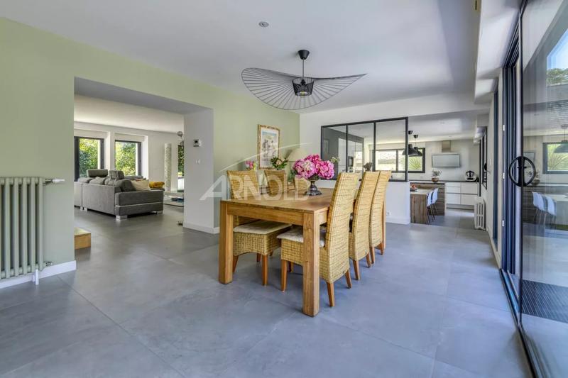 Maison - 267 m² - 9 pièces