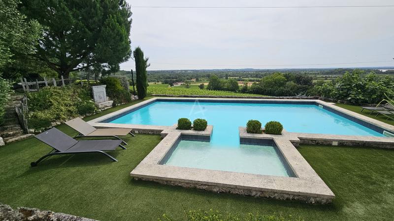 Maison - 332 m² - 6 pièces