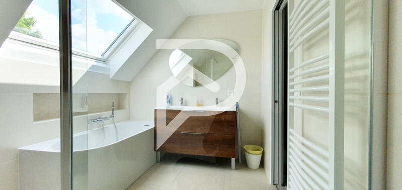 Maison - 180 m² - 8 pièces