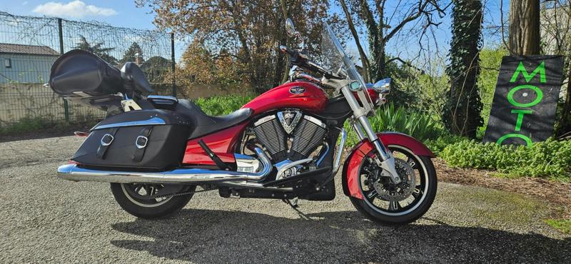 Victory Motorcycles Cross road 1737 victory Rouge